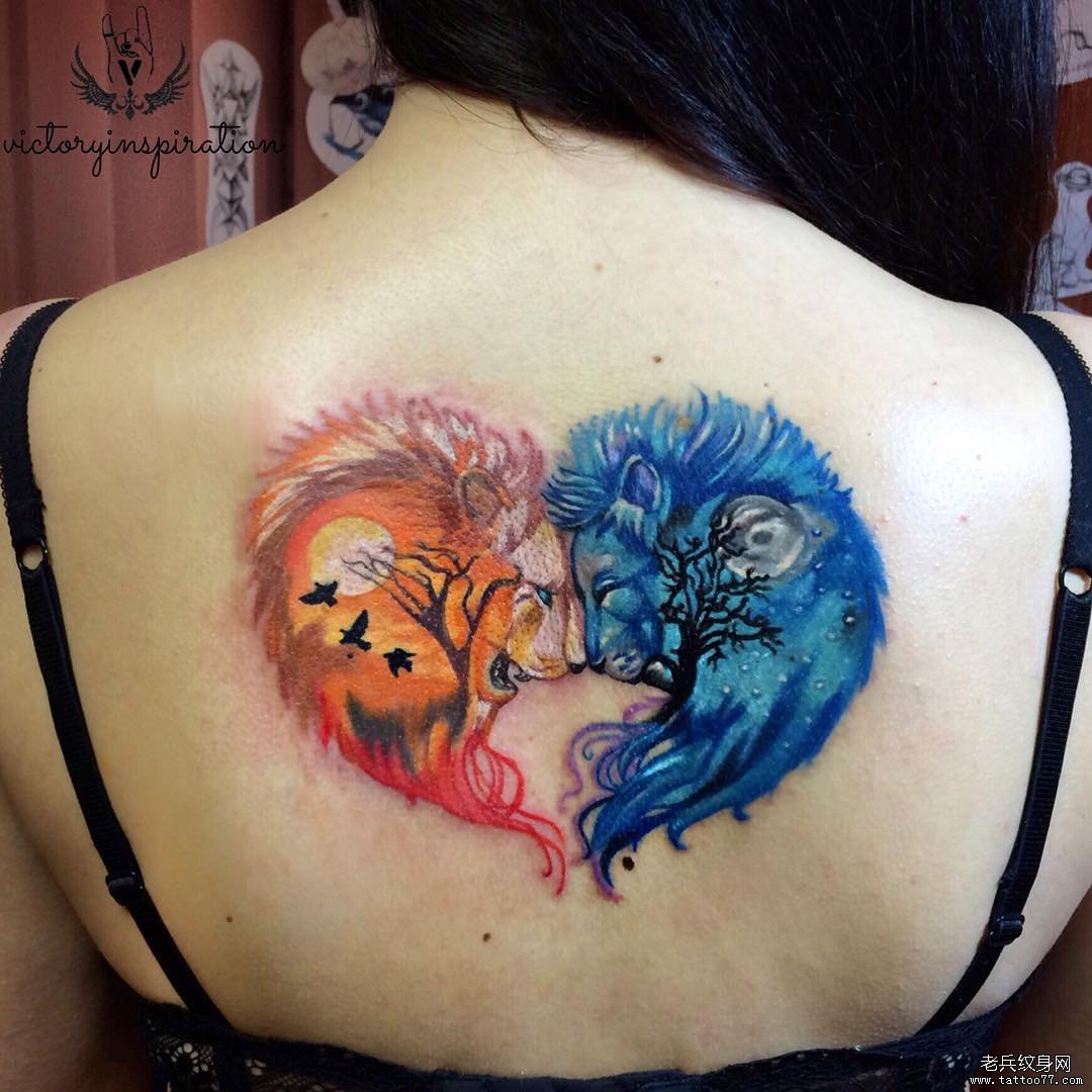 女生背部水彩狮子纹身图案