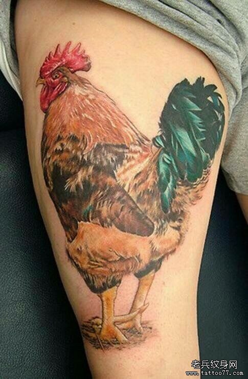 大腿欧美写实公鸡纹身图案