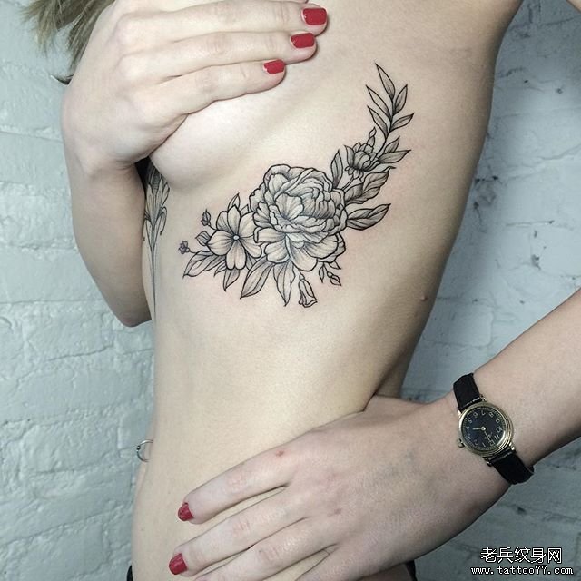 女生侧腰性感小清新花卉纹身图案