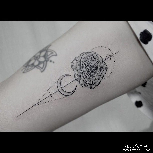 小臂玫瑰月亮点刺线条小清新纹身图案