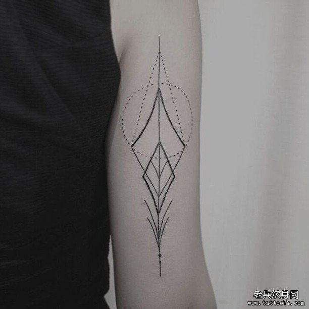 大臂几何线条点刺纹身图案