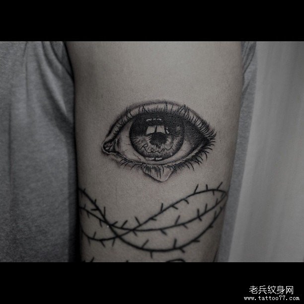 欧美写实眼睛藤蔓纹身图案