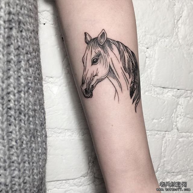 小臂简单线条马纹身图案