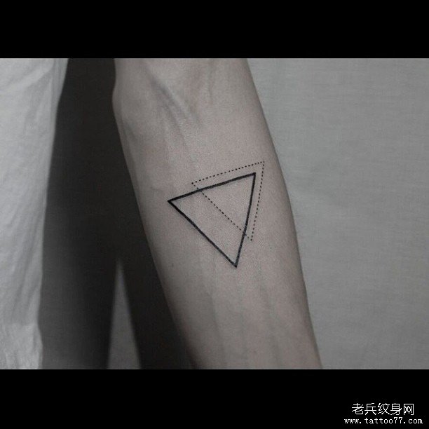 小臂三角形线条点刺几何纹身图案