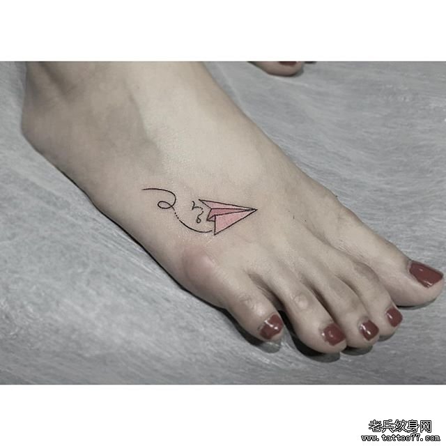 女生脚背简单小清新线条纸飞机纹身图案
