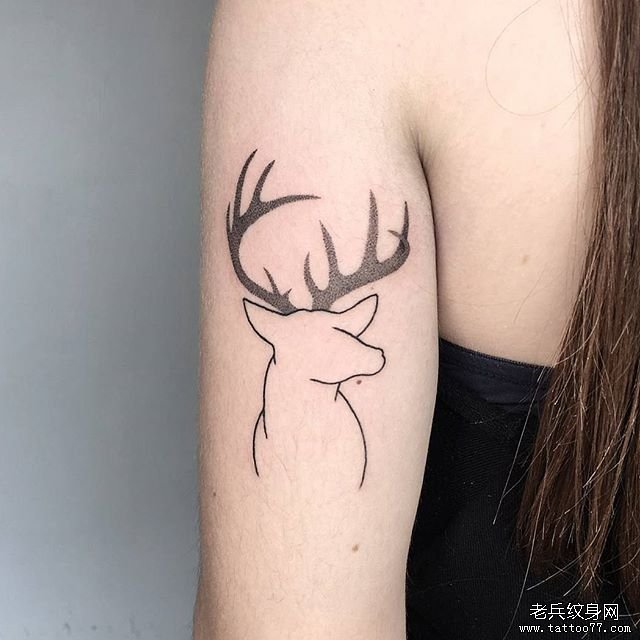 女生大臂清新简约的麋鹿点刺线条纹身图案