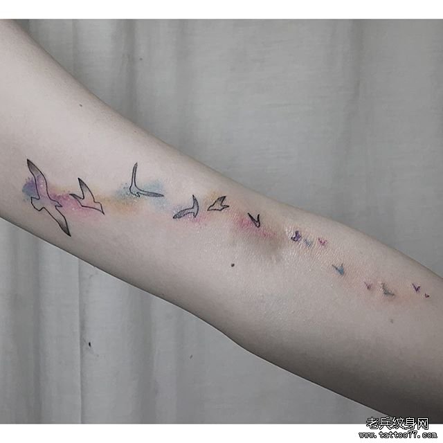 胳膊一群飞鸟简单小清新彩绘水墨纹身图案