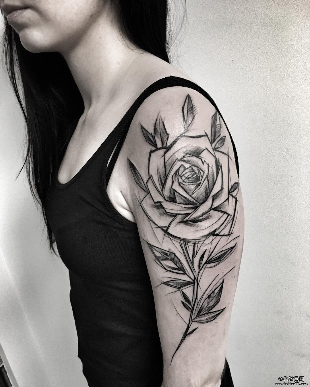 女生大臂钢笔画风格玫瑰纹身图案