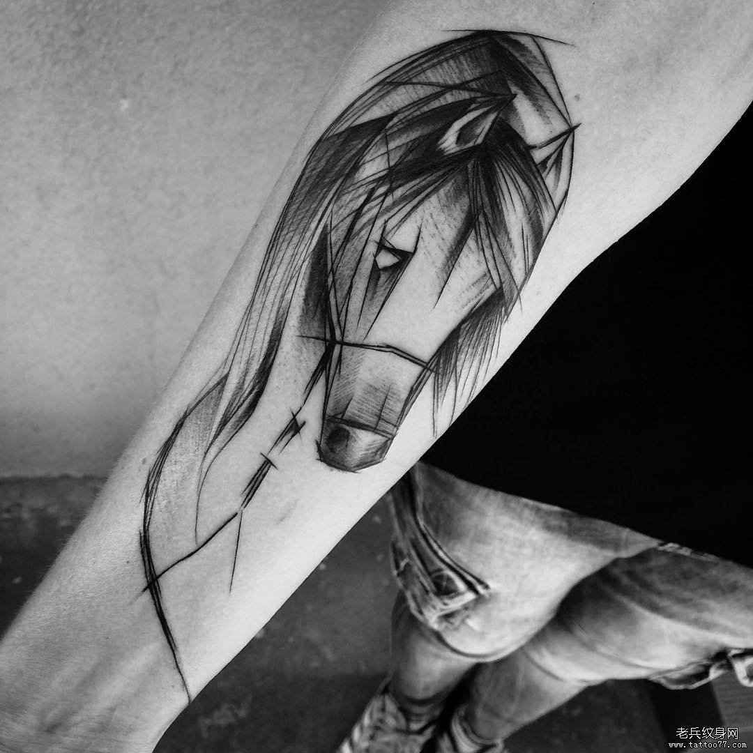 小臂马钢笔画风格黑灰纹身图案