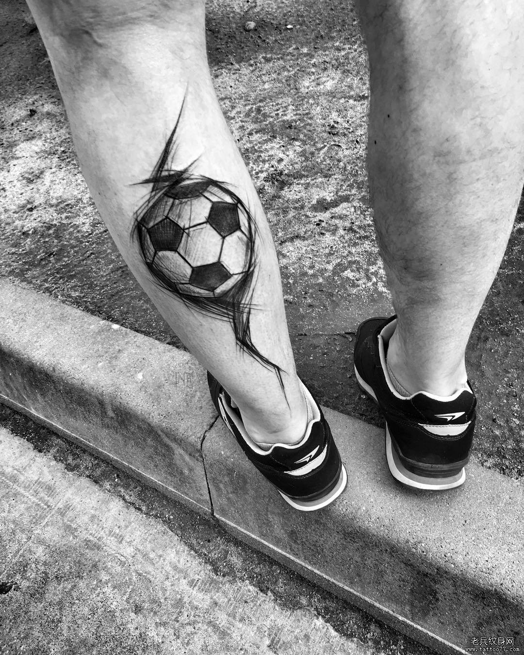 小腿钢笔画风格足球纹身图案