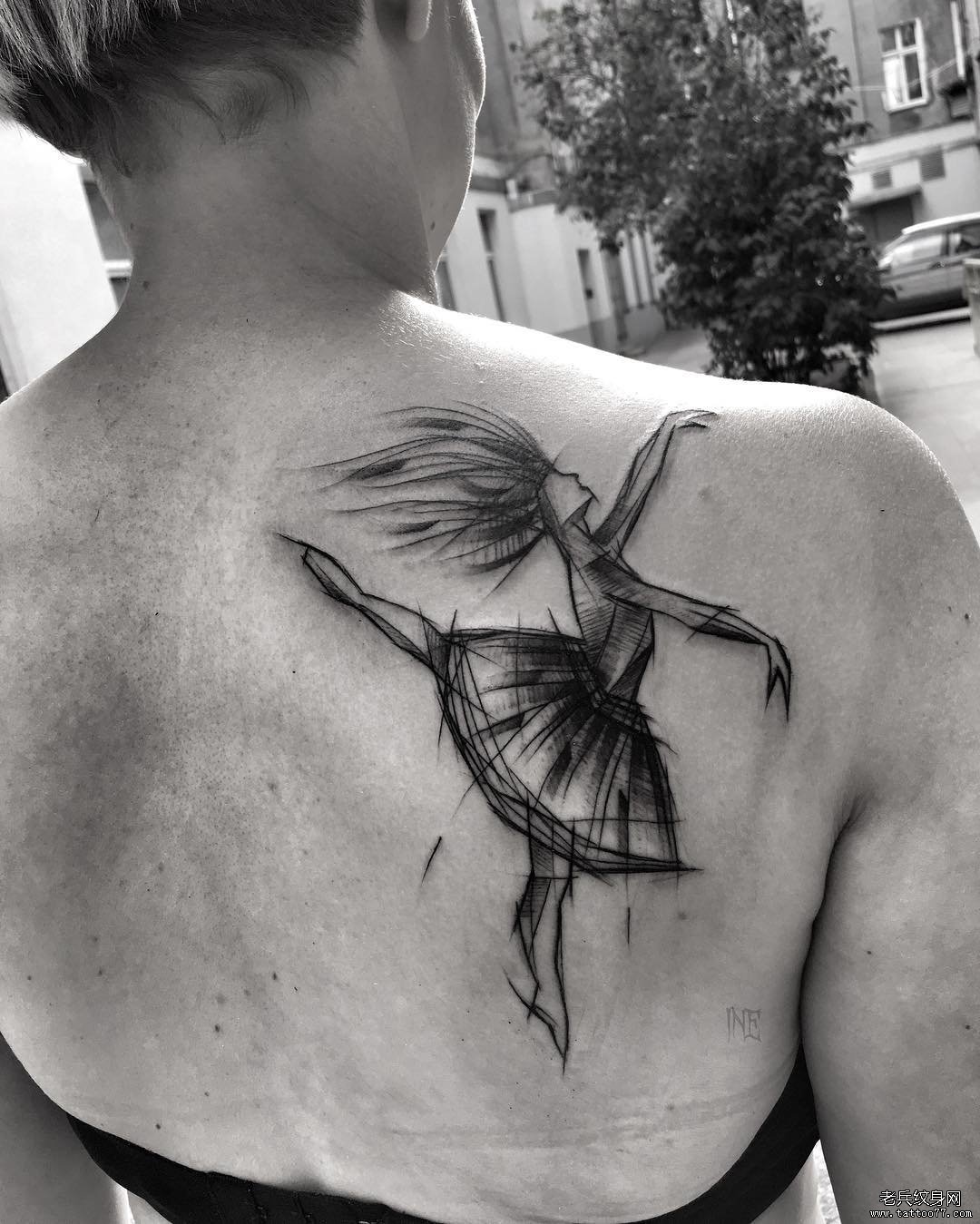 女性背部舞女钢笔画风格纹身图案