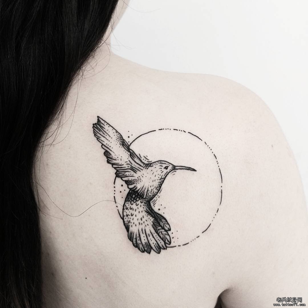 女生背部小清新鸟几何点刺纹身图案