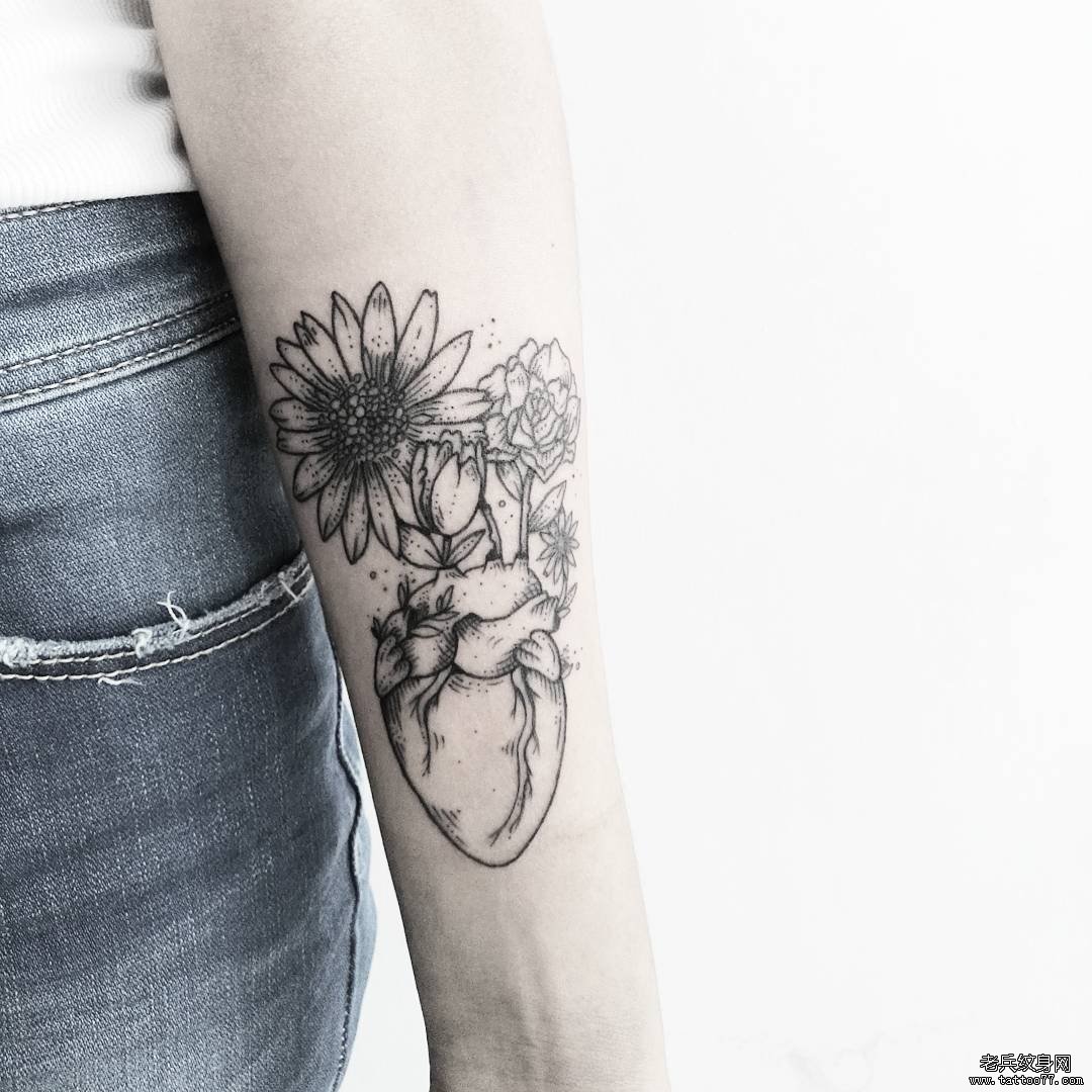 小臂点刺花卉心脏欧美纹身图案