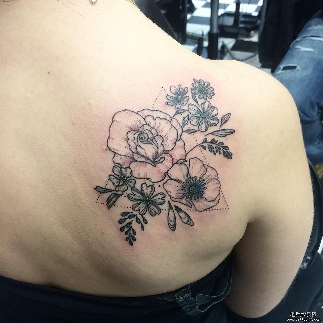 背部欧美玫瑰几何点刺纹身图案