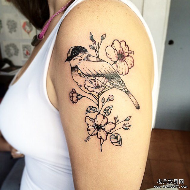 女性大臂鸟小清新花卉纹身图案
