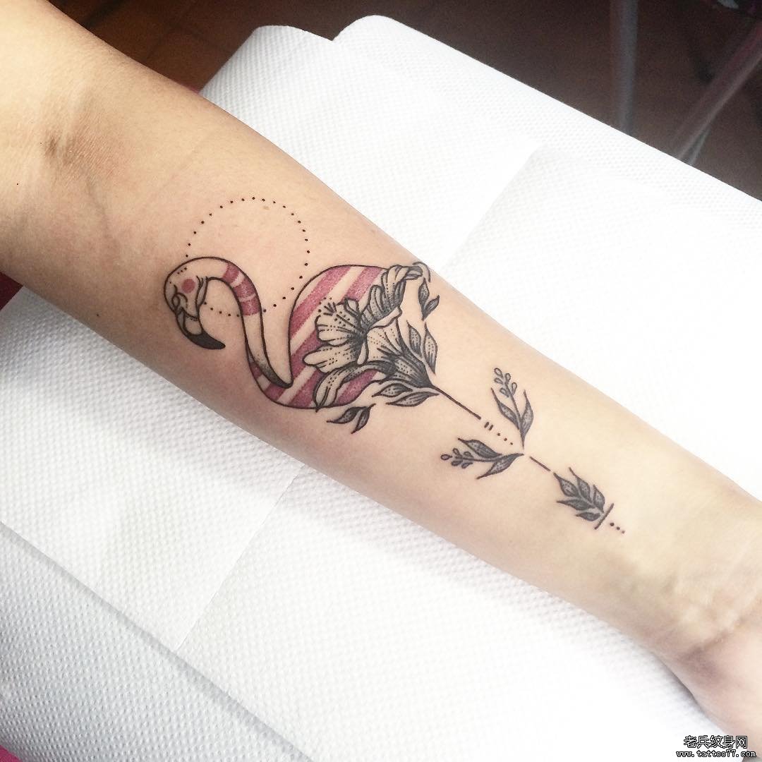 手臂彩绘火烈鸟花卉纹身图案