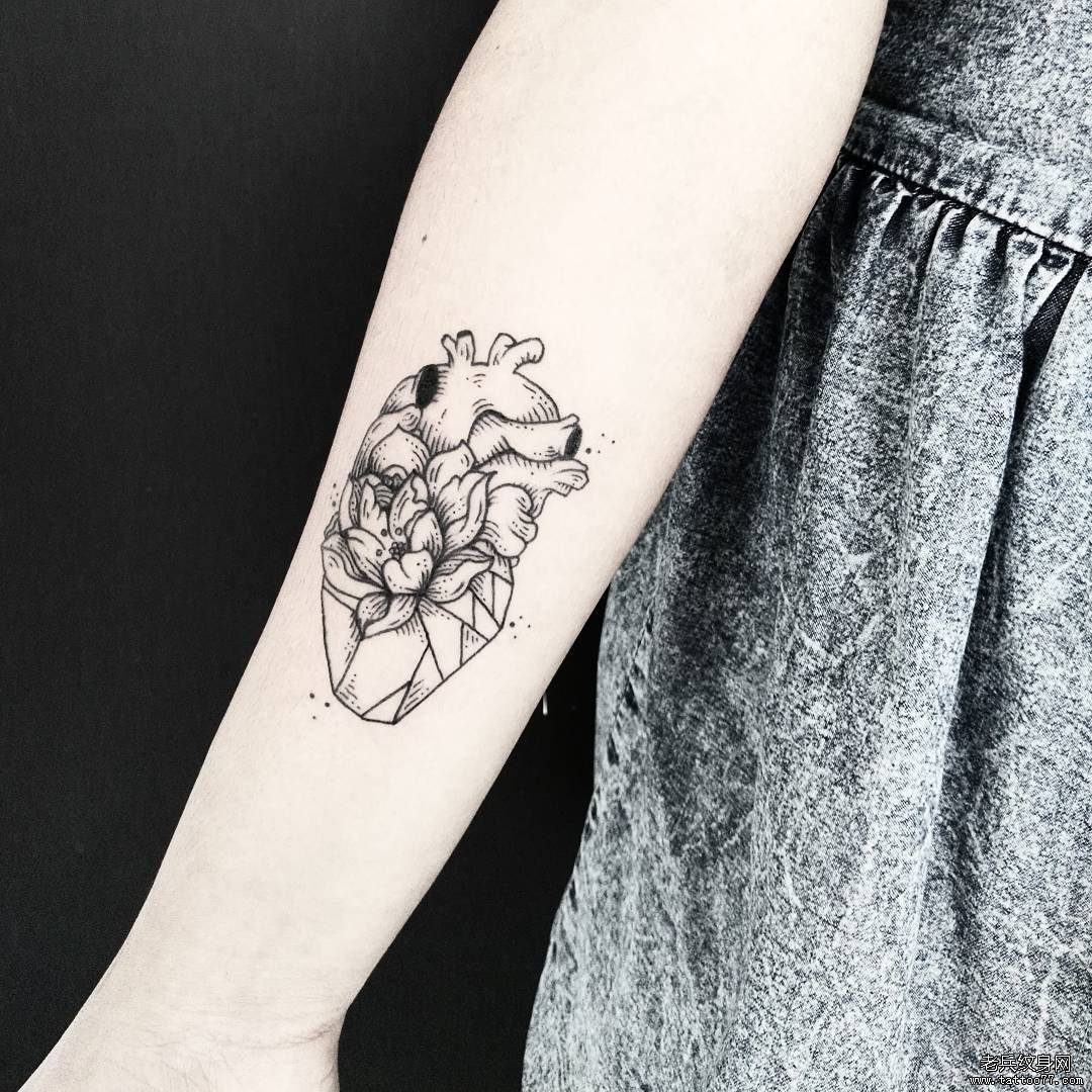 女生小臂心脏几何花卉纹身图案