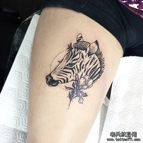 大腿斑马头像花卉点刺纹身图案