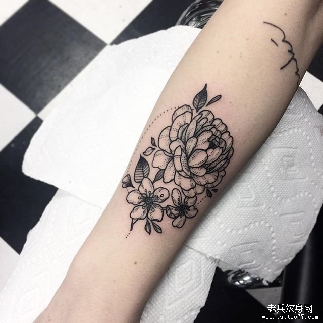 小臂欧美小清新花卉点刺纹身图案