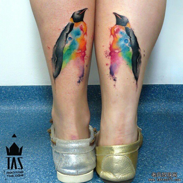 小腿泼墨企鹅彩绘纹身图案