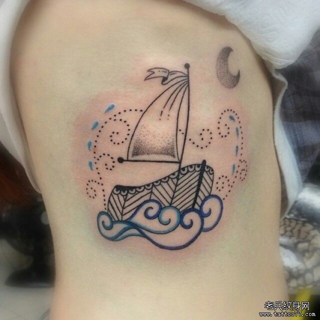 侧腰小清新欧美帆船月亮点刺纹身图案