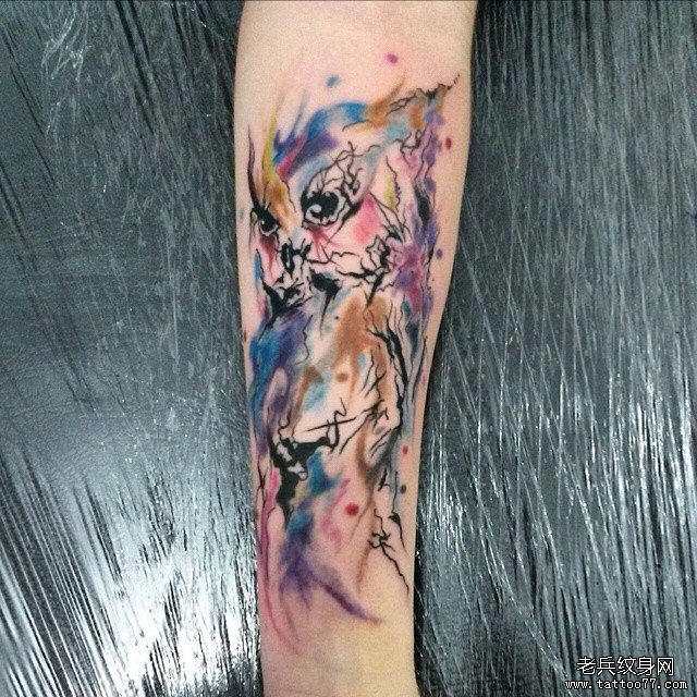 小臂欧美猫头鹰彩色泼墨纹身图案