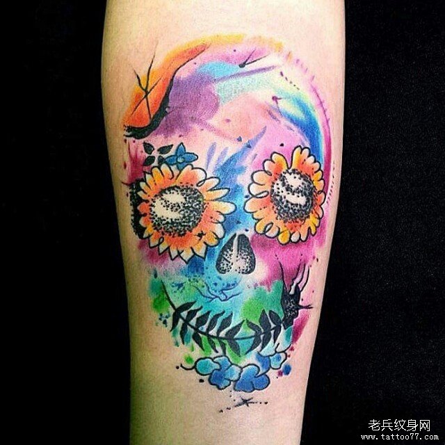 小臂欧美彩色骷髅植物组合纹身图案
