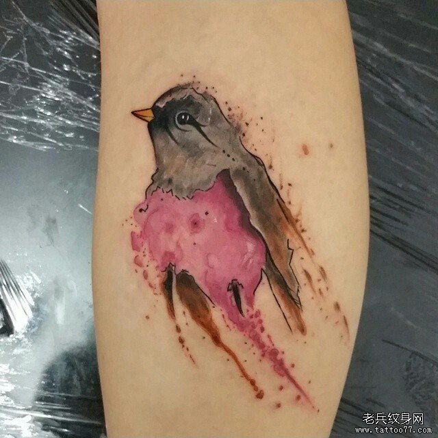 小腿泼墨彩色鸟纹身图案
