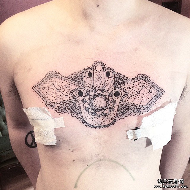 胸部法蒂玛之手和梵花线条点刺纹身图案