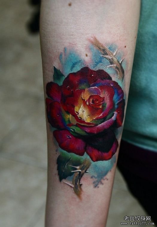 小臂泼墨彩色欧美玫瑰纹身图案