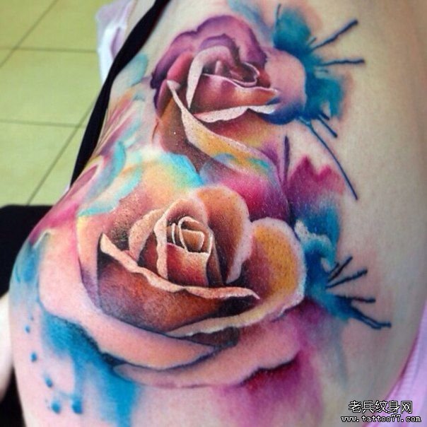肩部欧美彩色玫瑰泼墨纹身图案