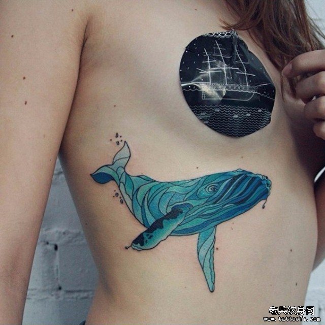 侧腰彩色鲸鱼欧美纹身图案