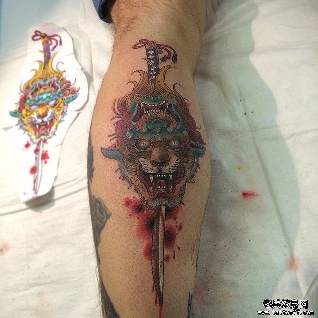 传统老虎匕首彩绘小腿纹身图案