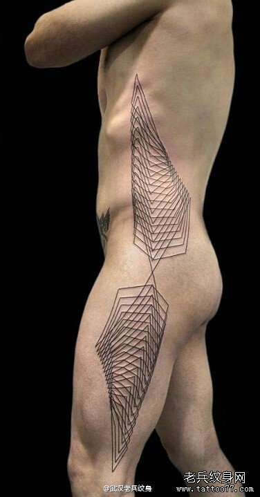 男性侧腰线条抽象个性纹身图案