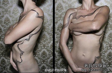 侧肋和胸部欧美抽象线条纹身图案
