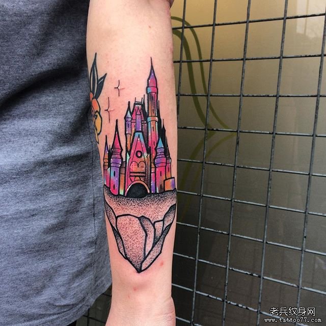 欧美彩色城堡点刺手臂纹身图案