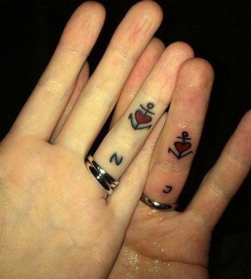 情侣手指黑色的船锚和红色心形纹身图案