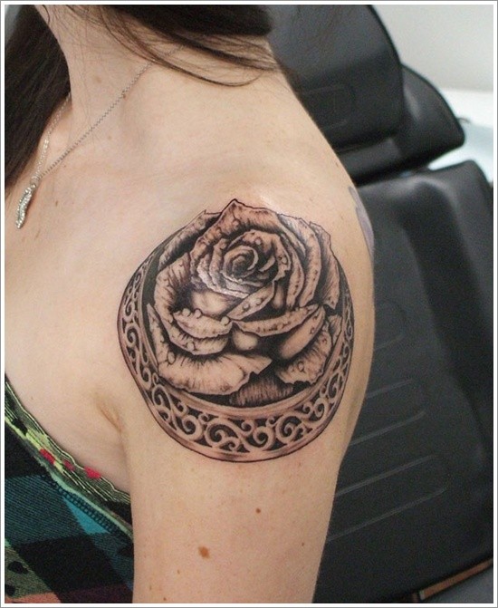 肩部3D黑白玫瑰与装饰纹身图案