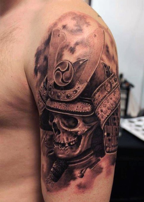 手臂写实的彩色武士头盔与骷髅纹身图案