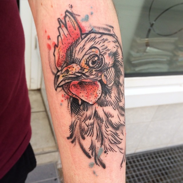 手臂素描风格彩色美丽的母鸡纹身图案