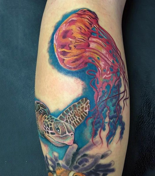 手臂非常逼真的彩绘水母与海龟纹身图案