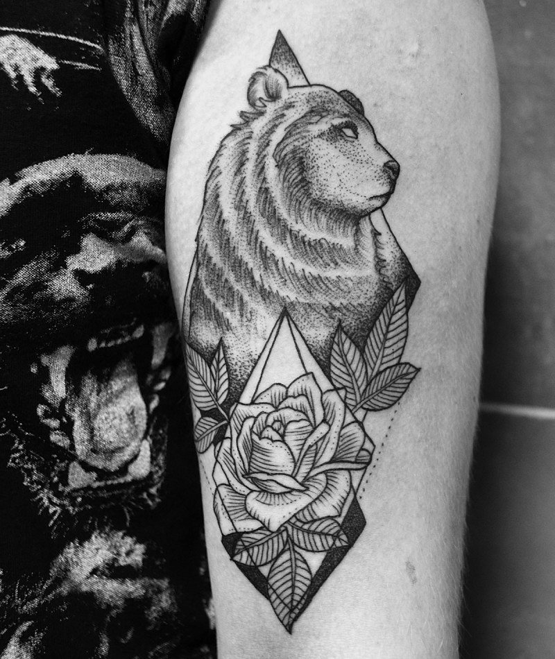 漂亮的黑色线条熊与美丽的玫瑰手臂纹身图案