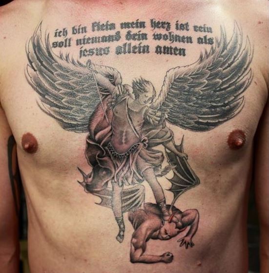 胸部彩色的天使和恶魔字符纹身图案