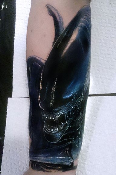 手臂彩色的外星异形艺术纹身图案