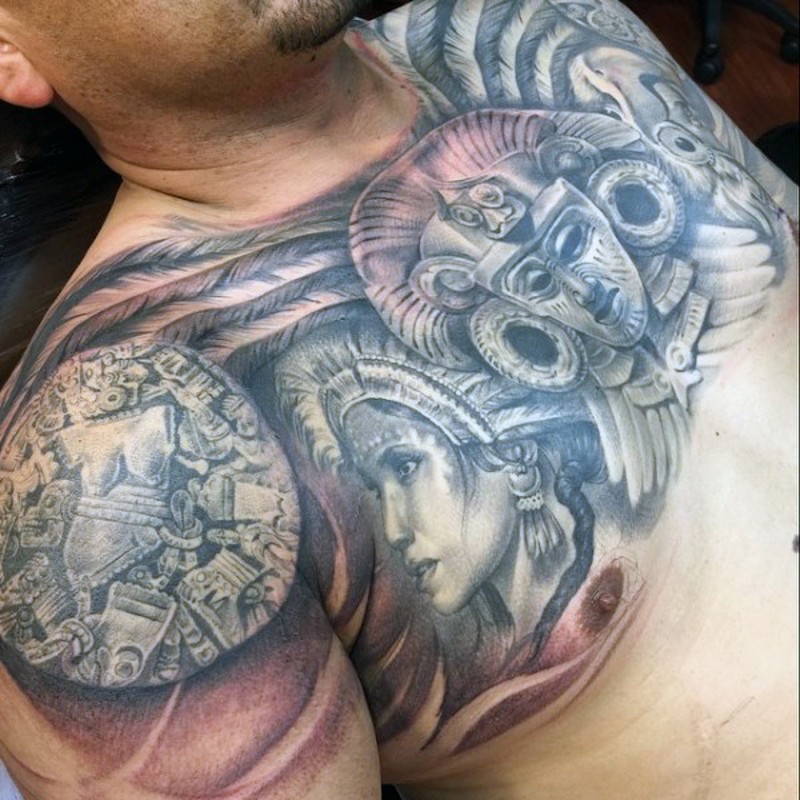 男性胸部玛雅雕像和女性肖像纹身图案