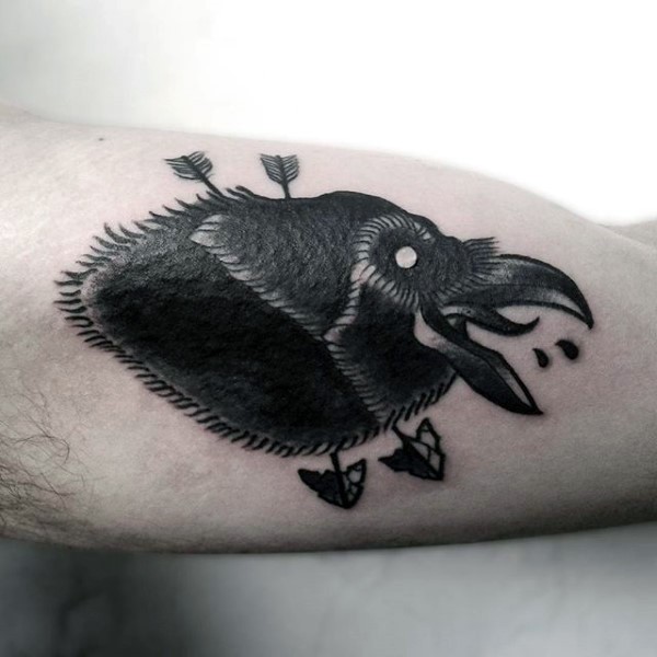 黑色的乌鸦头与箭头手臂纹身图案