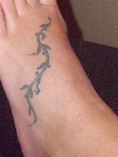 植物藤蔓绿色脚踝纹身图案