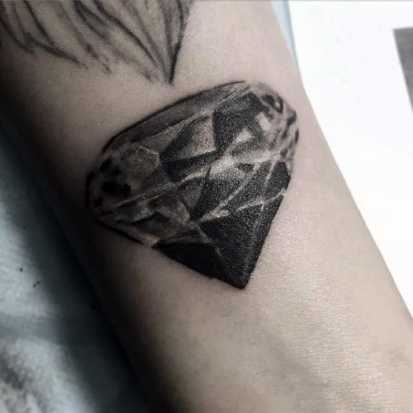 3D写实的黑色钻石手臂纹身图案