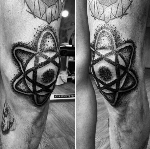 腿部膝盖黑色的原子符号纹身图案