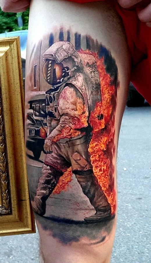 手背彩色惊人的写实燃烧宇航员纹身图案